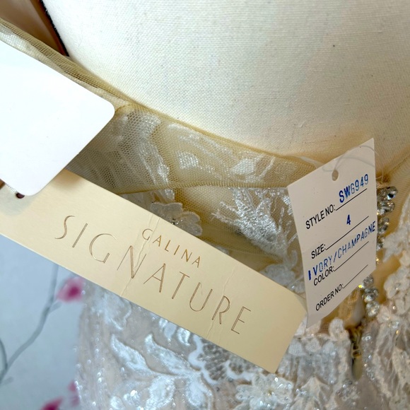 Size 4 Galina Signature/ designer: Vera Wang/ mermaid 🧜‍♀️ wedding dress - Picture 13 of 14